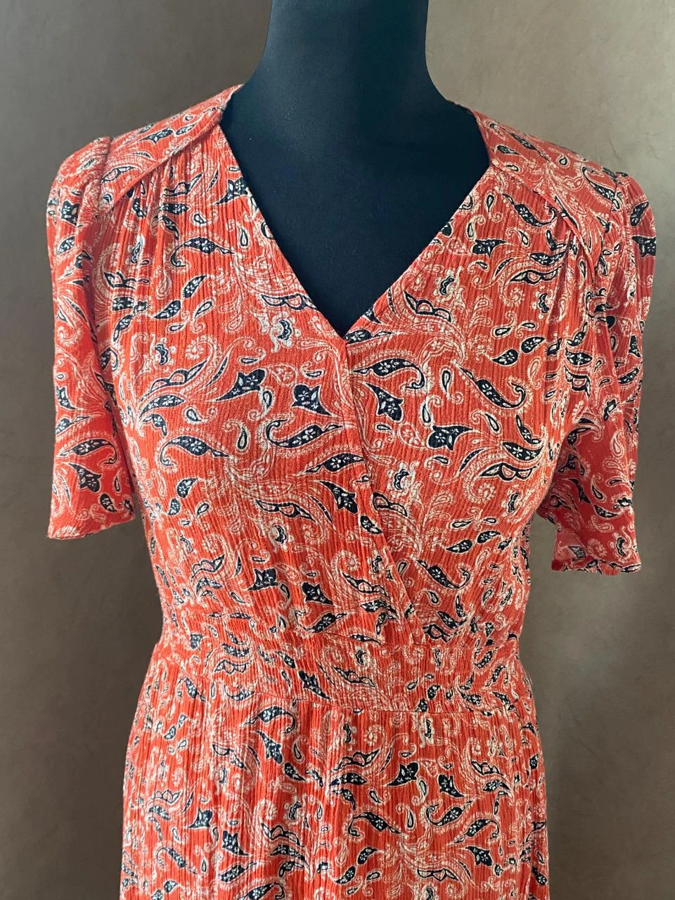 Vestido AN'GE T36 rojo con estampado de cachemira – fluido, viscosa, escote envolvente – photo 2